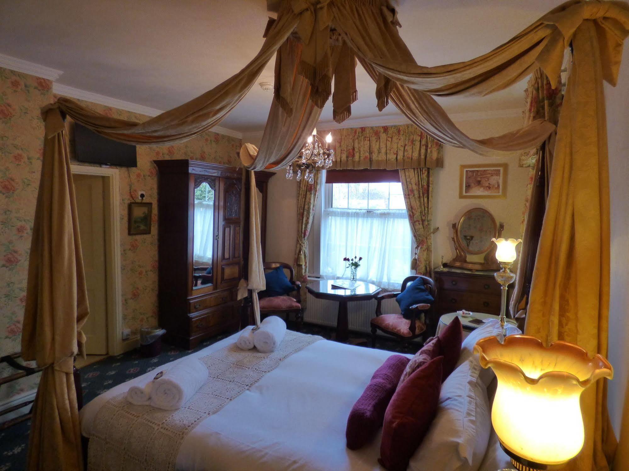 Nottingham Lodge Bed & Breakfast 4*