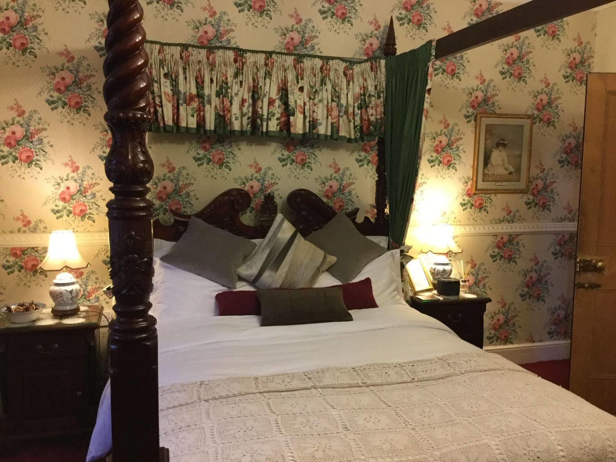 Nottingham Lodge Bed & Breakfast 4*